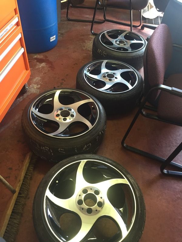 FS Mercedes Alphards staggered custom powdercoated and polished in